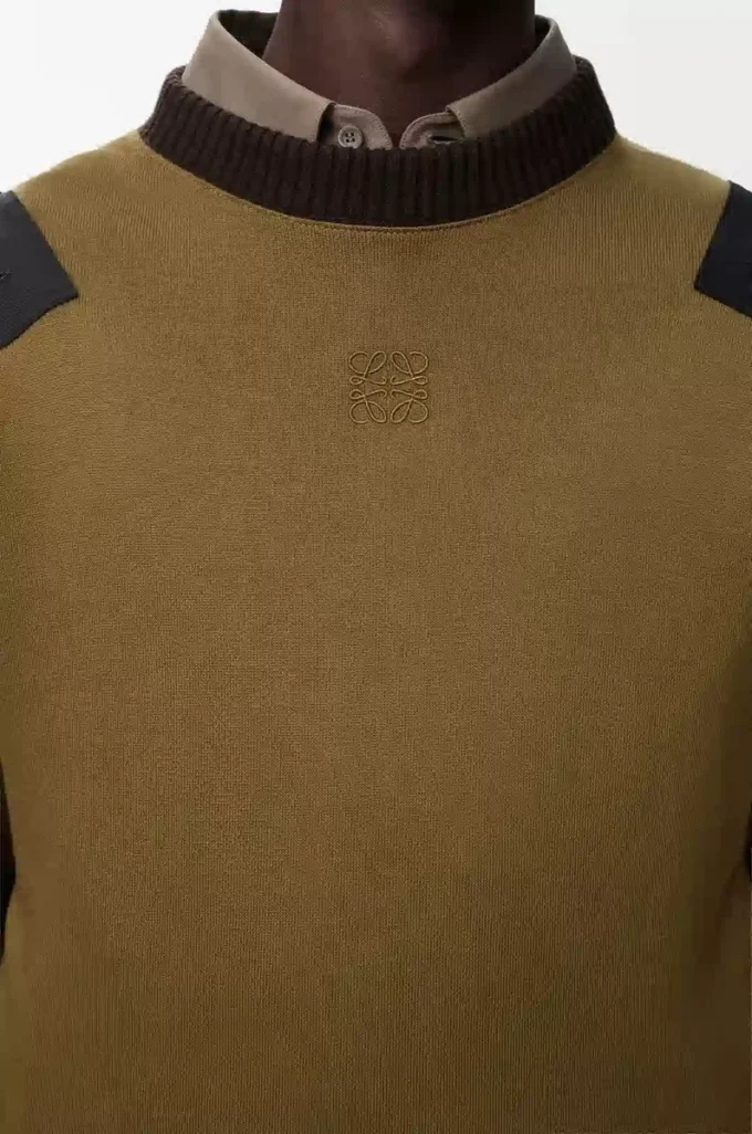 Langärmliges Oberteil aus Baumwollmischung in Khaki/Schwarz