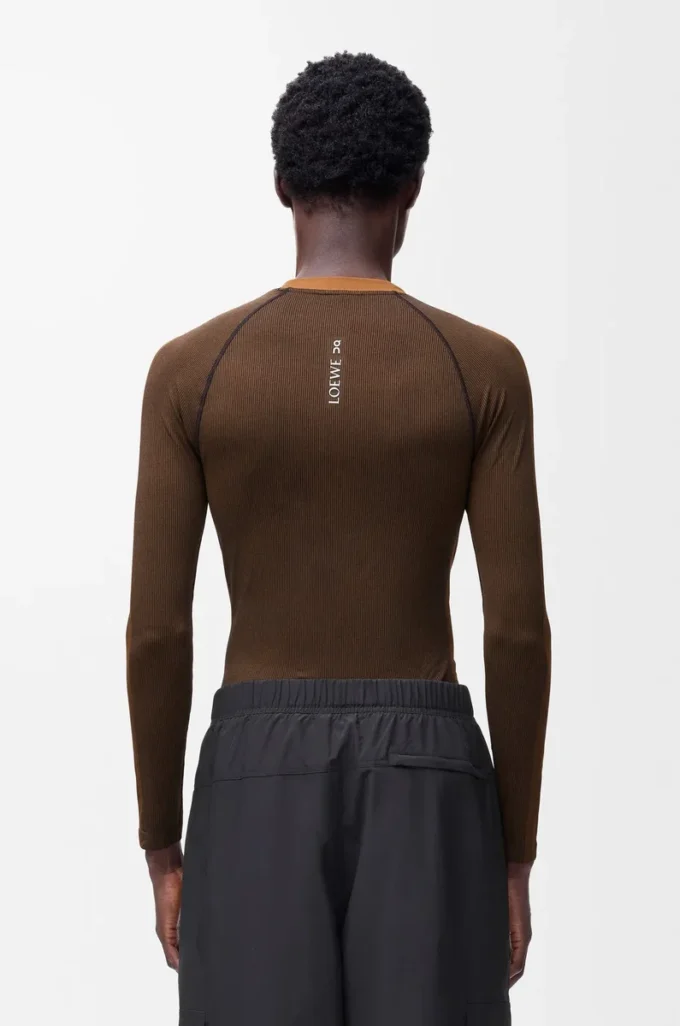 Langärmliges Oberteil aus technischem Jersey in Toffee