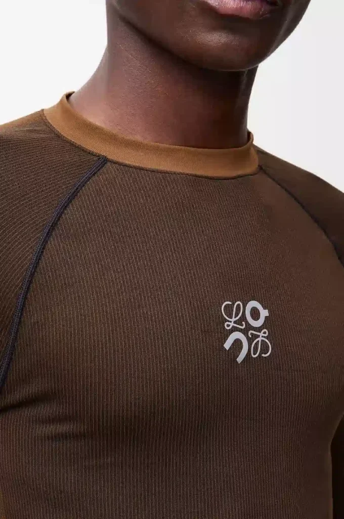 Langärmliges Oberteil aus technischem Jersey in Toffee