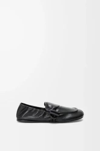 Loafer mit Knebelverschluss aus glänzendem, glattem Kalbsleder in Schwarz