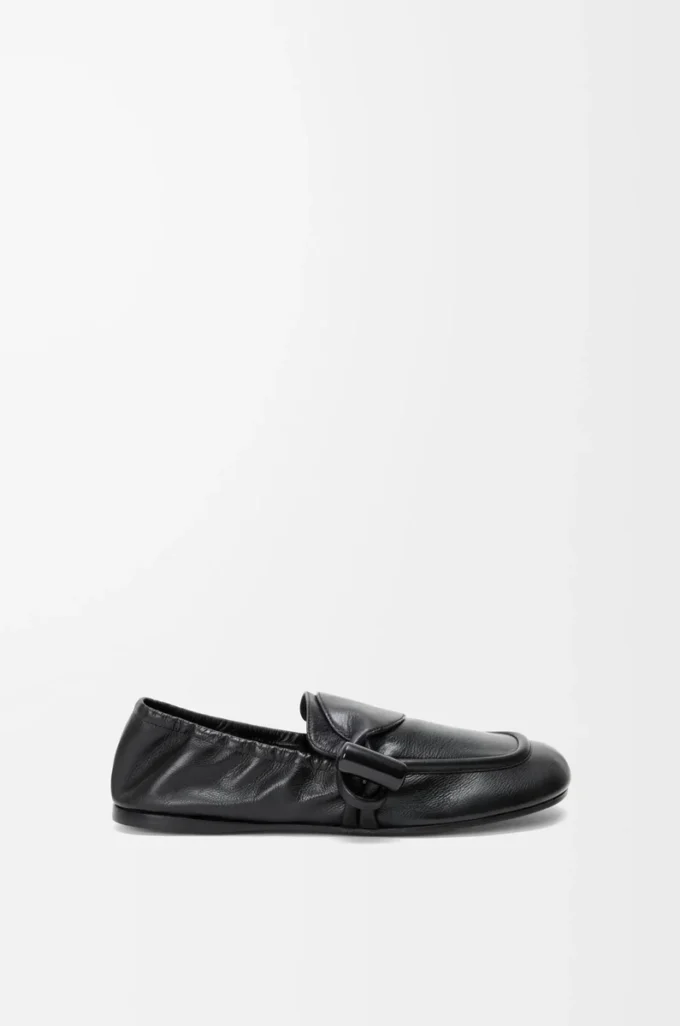 Loafer mit Knebelverschluss aus glänzendem, glattem Kalbsleder in Schwarz