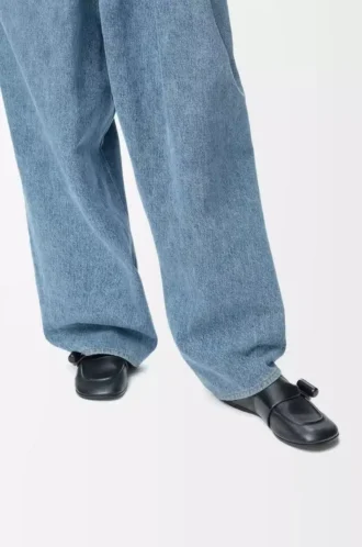 Loafer mit Knebelverschluss aus glänzendem, glattem Kalbsleder in Schwarz