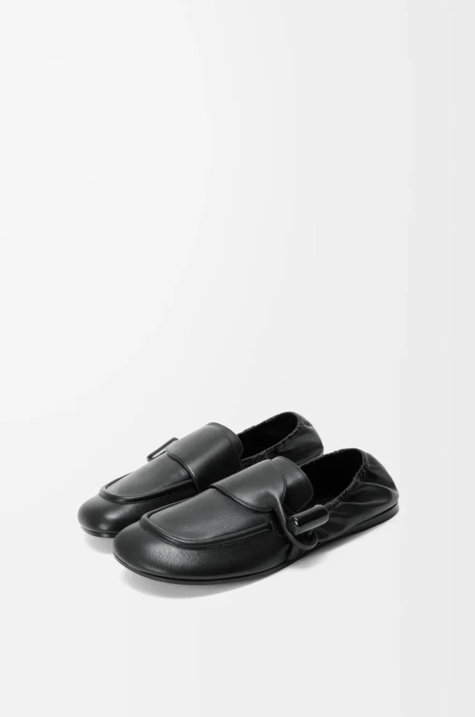 Loafer mit Knebelverschluss aus glänzendem, glattem Kalbsleder in Schwarz