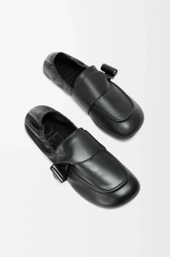Loafer mit Knebelverschluss aus glänzendem, glattem Kalbsleder in Schwarz