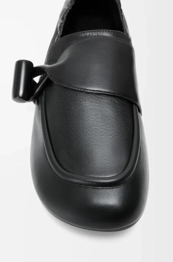 Loafer mit Knebelverschluss aus glänzendem, glattem Kalbsleder in Schwarz