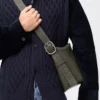 Loop Hobo aus geschmeidigem genarbtem Kalbsleder in Dunkelkhaki