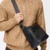 Loop Hobo aus geschmeidigem genarbtem Kalbsleder Schwarz