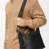 Loop Hobo aus geschmeidigem genarbtem Kalbsleder Schwarz