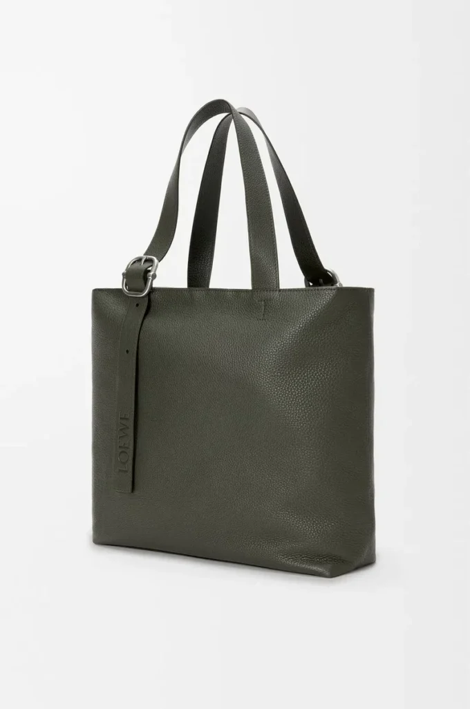 Loop-Tasche mit Reißverschluss aus geschmeidigem genarbtem Kalbsleder in Dunkelkhaki