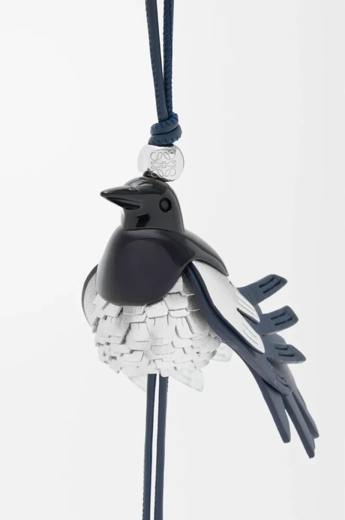 Magpie-Anhänger aus klassischem Kalbsleder Schwarz/Silber