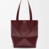 Medium Puzzle Fold Tote aus glänzendem Kalbsleder in Dark Burgundy