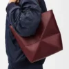 Medium Puzzle Fold Tote aus glänzendem Kalbsleder in Dark Burgundy