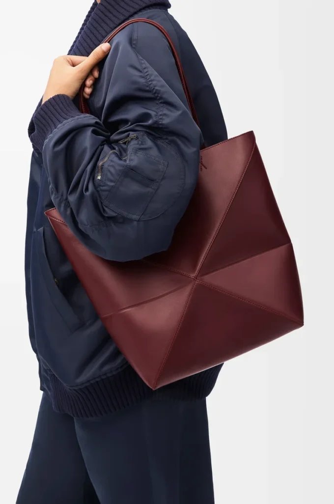 Medium Puzzle Fold Tote aus glänzendem Kalbsleder in Dark Burgundy