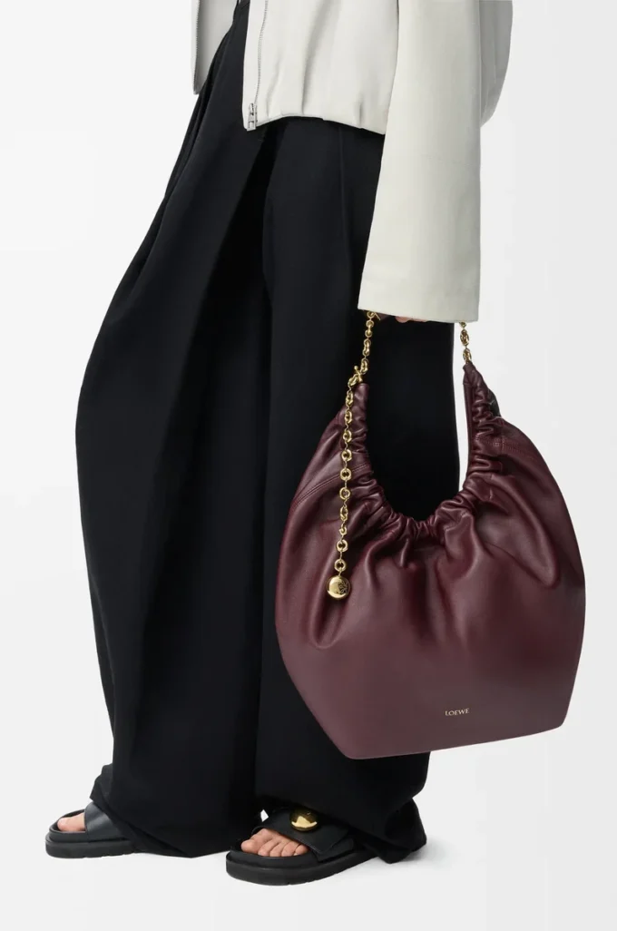 Medium Squeeze Tasche aus weichem Nappalammleder in Dunkelburgunder