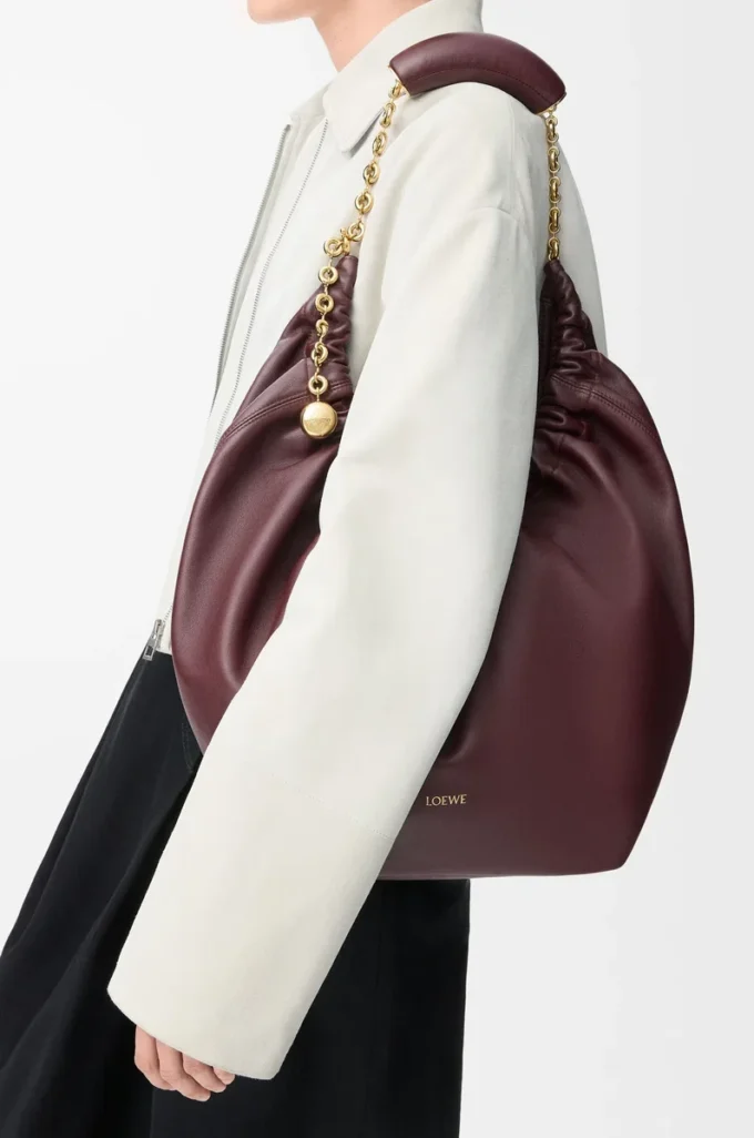 Medium Squeeze Tasche aus weichem Nappalammleder in Dunkelburgunder
