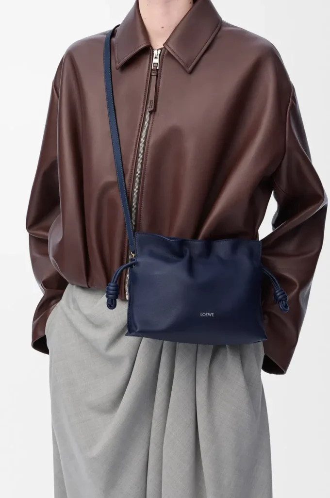 Mini-Clutch Flamenco aus Nappakalbsleder in Abyss Blue