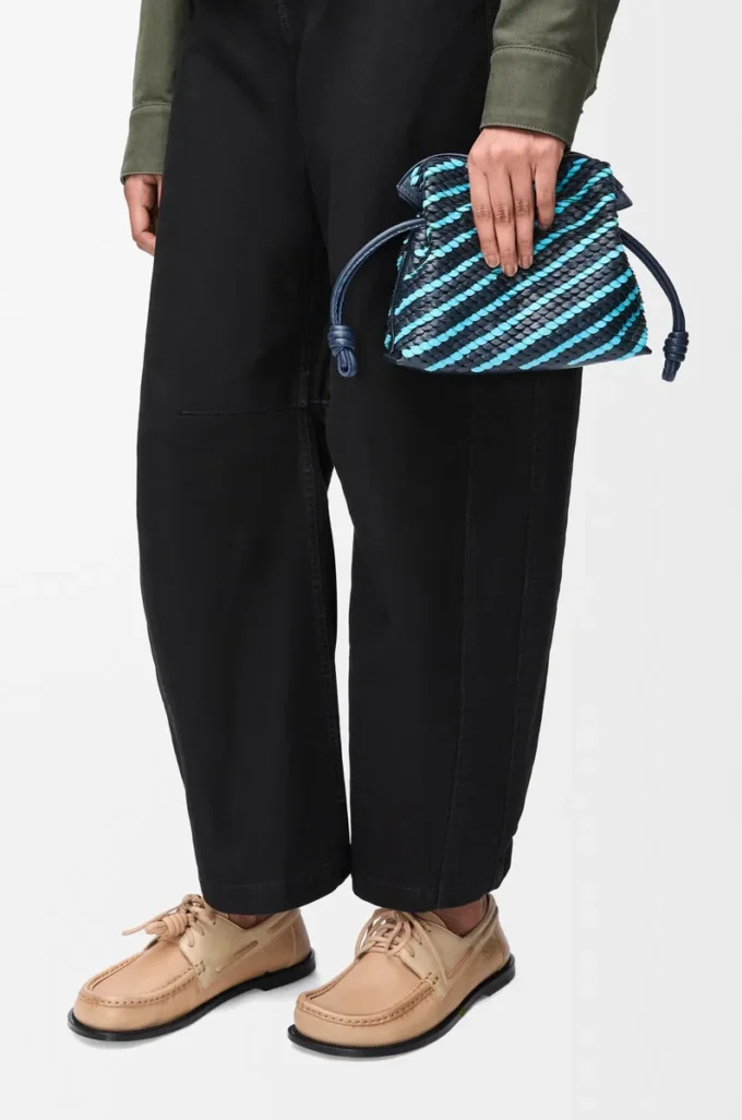 Mini-Clutch Flamenco aus Nappalammleder in Dunkelblau/Himmelblau