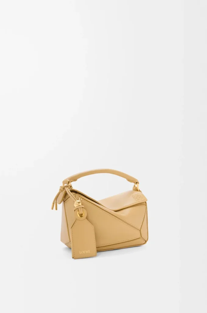 Mini Featherlight Puzzle Tasche aus Nappalammleder in Dark Butter