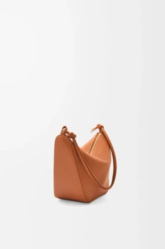 Mini Hammock Hobo aus klassischem Kalbsleder in Tan