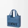 Mini LOEWE Font Tote aus Raffia Hellblau