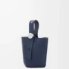 Mini Pebble Beuteltasche aus glattem Kalbsleder in Abyss Blue