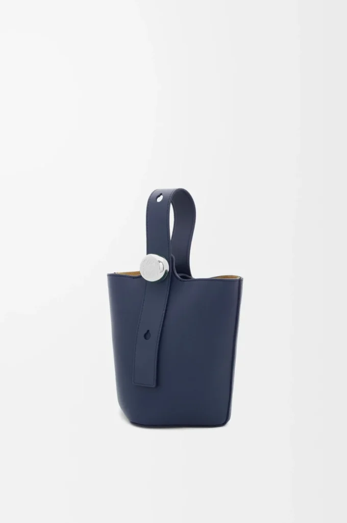 Mini Pebble Beuteltasche aus glattem Kalbsleder in Abyss Blue