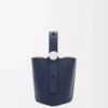 Mini Pebble Beuteltasche aus glattem Kalbsleder in Abyss Blue