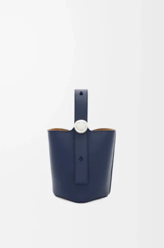 Mini Pebble Beuteltasche aus glattem Kalbsleder in Abyss Blue