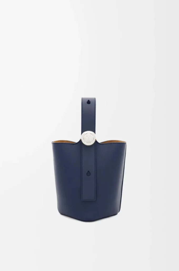 Mini Pebble Beuteltasche aus glattem Kalbsleder in Abyss Blue