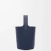 Mini Pebble Beuteltasche aus glattem Kalbsleder in Abyss Blue