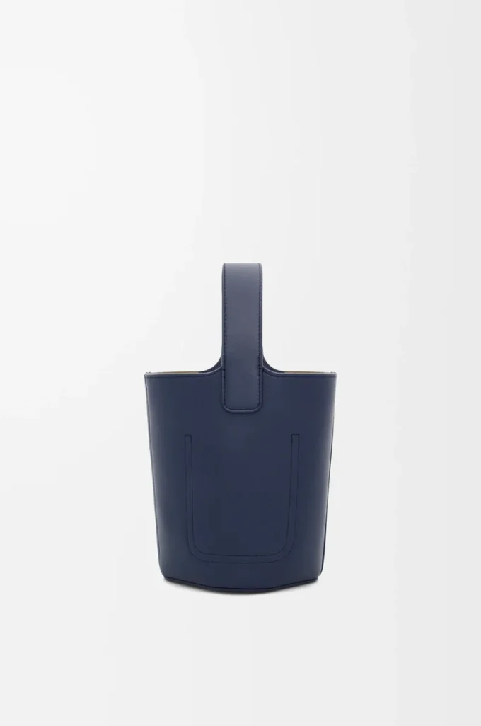 Mini Pebble Beuteltasche aus glattem Kalbsleder in Abyss Blue