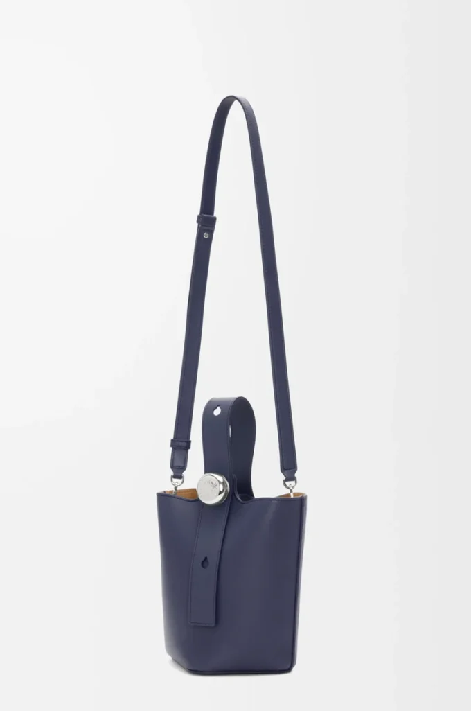 Mini Pebble Beuteltasche aus glattem Kalbsleder in Abyss Blue