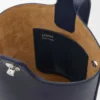Mini Pebble Beuteltasche aus glattem Kalbsleder in Abyss Blue