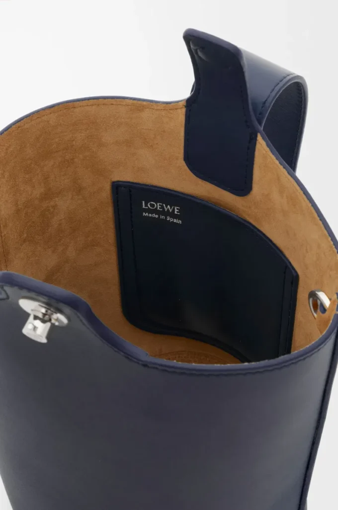 Mini Pebble Beuteltasche aus glattem Kalbsleder in Abyss Blue