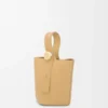Mini Pebble Beuteltasche aus glattem Kalbsleder in Dark Butter