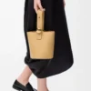 Mini Pebble Beuteltasche aus glattem Kalbsleder in Dark Butter