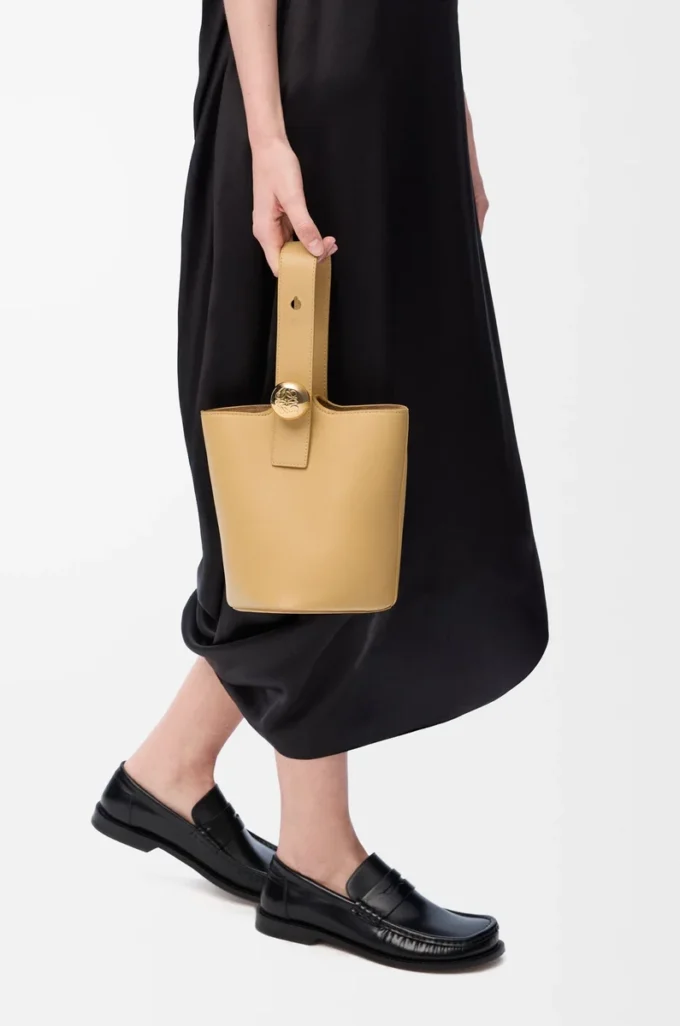 Mini Pebble Beuteltasche aus glattem Kalbsleder in Dark Butter