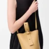 Mini Pebble Beuteltasche aus glattem Kalbsleder in Dark Butter