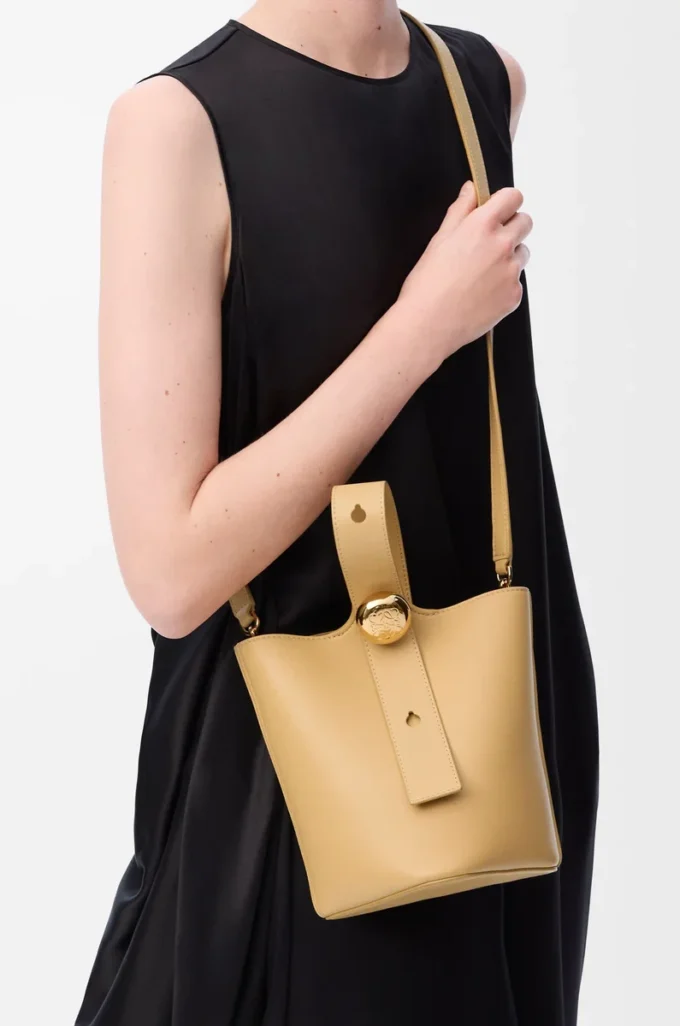 Mini Pebble Beuteltasche aus glattem Kalbsleder in Dark Butter