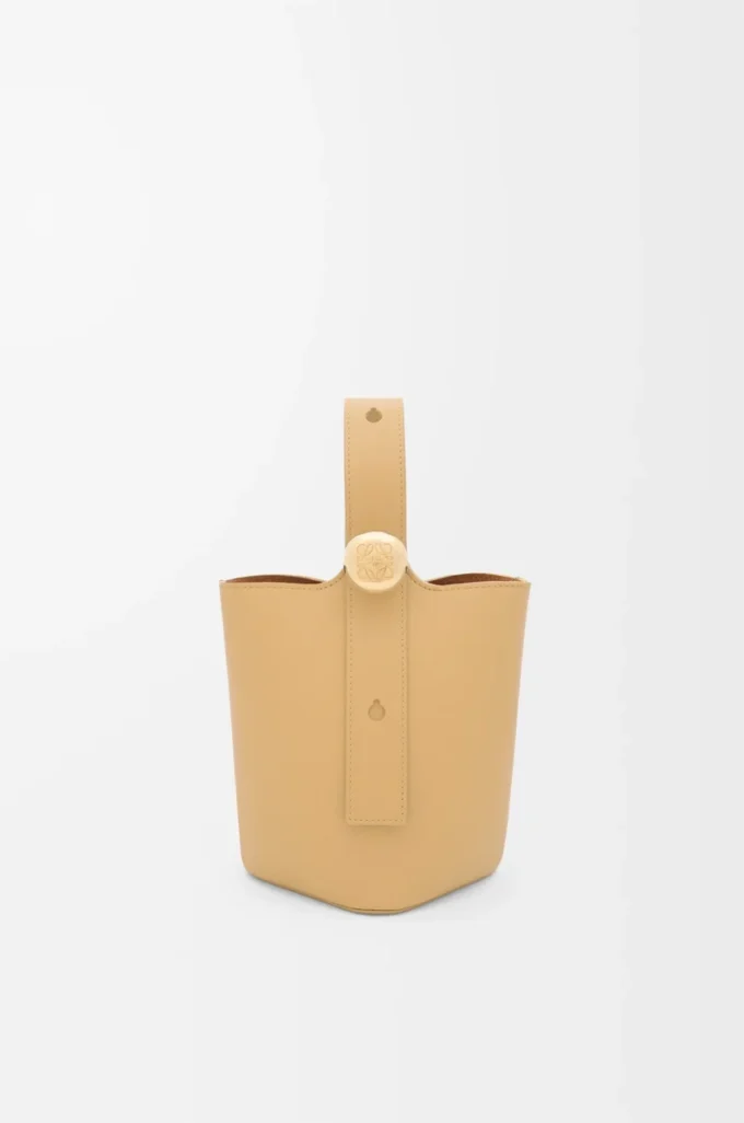 Mini Pebble Beuteltasche aus glattem Kalbsleder in Dark Butter