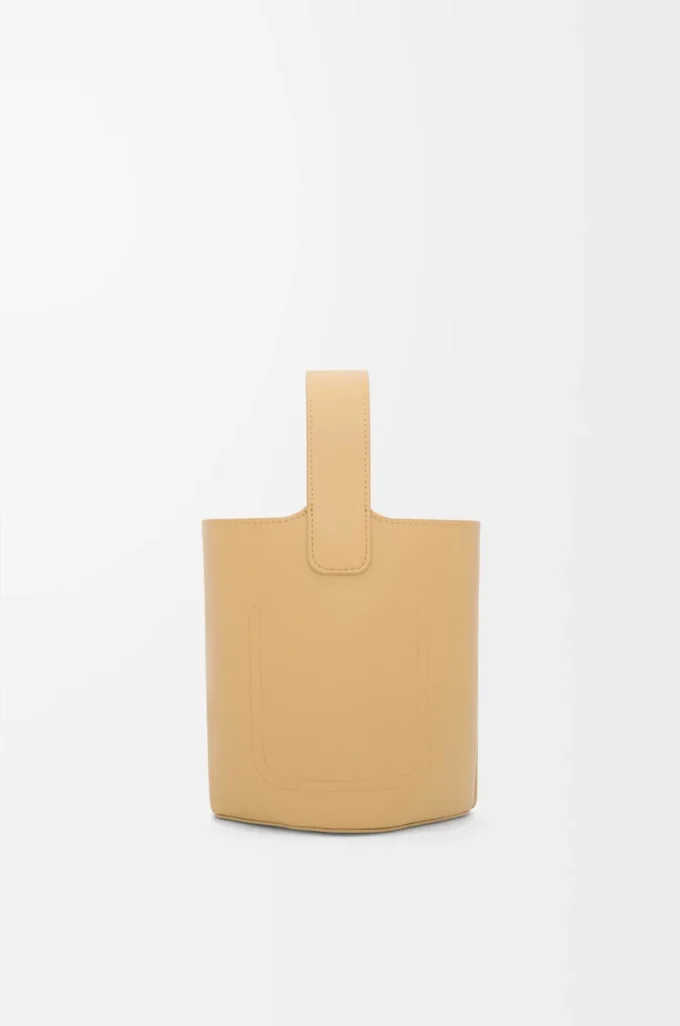 Mini Pebble Beuteltasche aus glattem Kalbsleder in Dark Butter