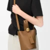 Mini Pebble Beuteltasche aus glattem Kalbsleder in Oak