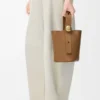 Mini Pebble Beuteltasche aus glattem Kalbsleder in Oak
