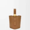 Mini Pebble Beuteltasche aus glattem Kalbsleder in Oak