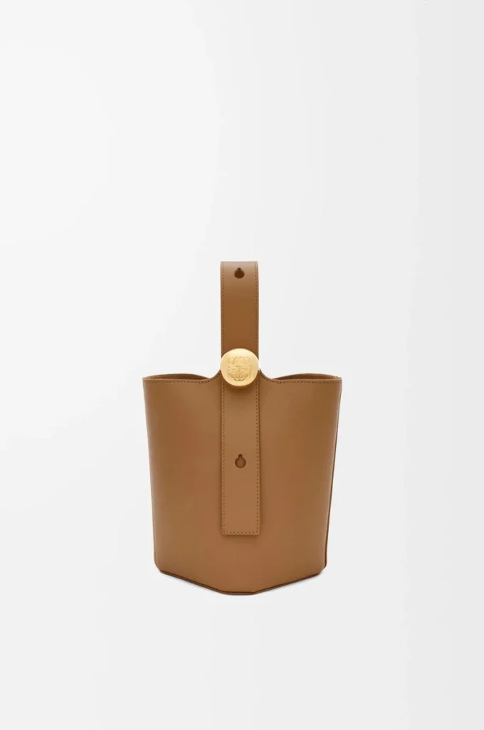 Mini Pebble Beuteltasche aus glattem Kalbsleder in Oak