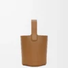 Mini Pebble Beuteltasche aus glattem Kalbsleder in Oak