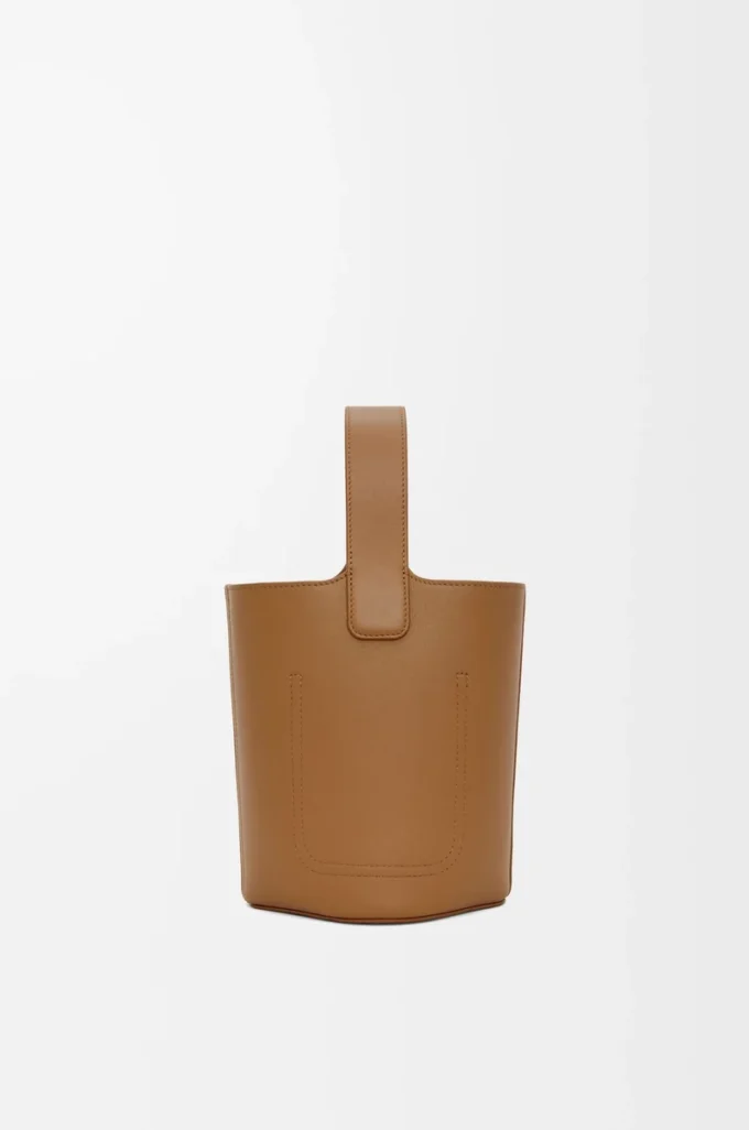 Mini Pebble Beuteltasche aus glattem Kalbsleder in Oak
