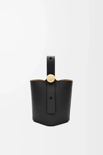 Mini Pebble Beuteltasche aus glattem Kalbsleder in Schwarz