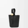 Mini Pebble Beuteltasche aus glattem Kalbsleder in Schwarz