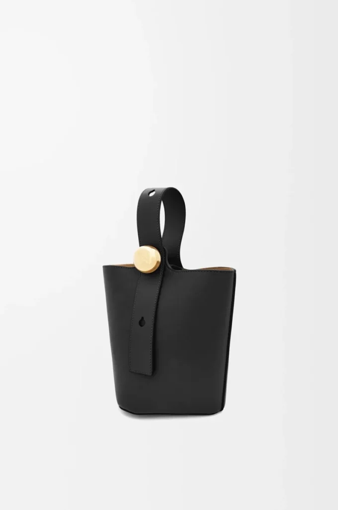 Mini Pebble Beuteltasche aus glattem Kalbsleder in Schwarz
